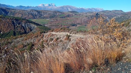 Vue arrière sur le plateau de Bure (Dévoluy)