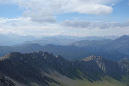 Dans le fond les Aiguilles d’Arves et à gauche les Écrins enfouis dans les nuages