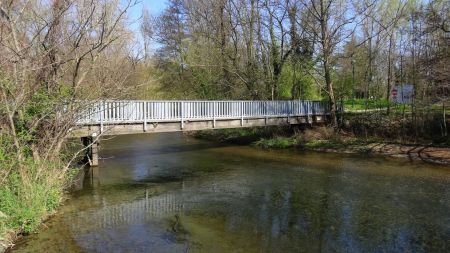 La Lône et la passerelle à franchir.