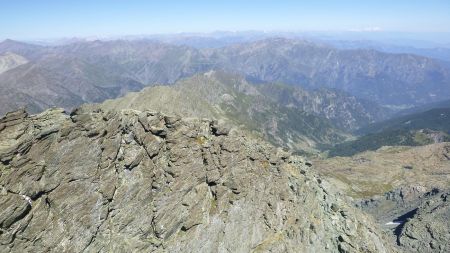 Vue Nord avec au loin en face le Mont Blanc, et au fond à droite le Mont Rose