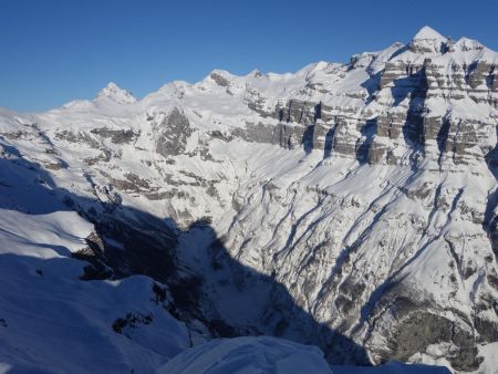 On domine le fond de la combe du Bout du Monde, source du Giffre.