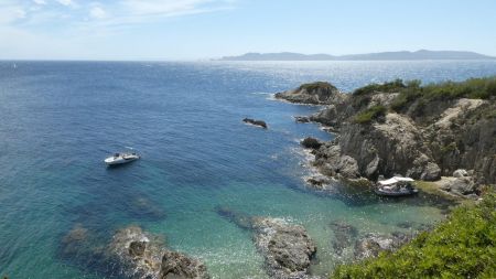 Au fond l’île de Porquerolles.