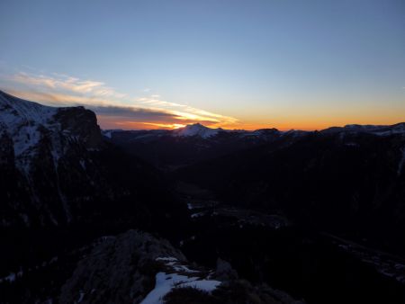 Le soleil se couche derrière Toussière.