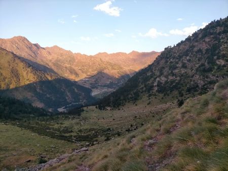 Lors de la montée, au fond le domaine d’Arcalis