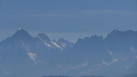 Regard vers les Aiguilles de Chamonix avec l’Aiguille Verte tout à gauche.