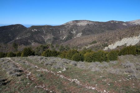 Dans le bas de l’alpage, ne pas rater ce petit cairn indiquant la bifurcation vers le col la Pause.