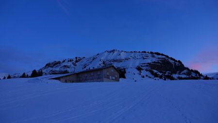 La nuit tombe.