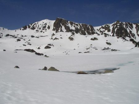 Lac gelé sous le col