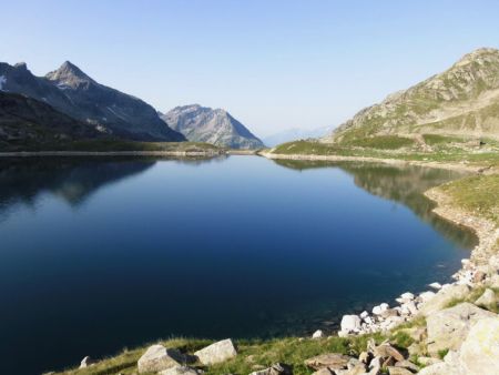 Le Col des Sept Laux, vu de la rive ouest du lac de Cos.