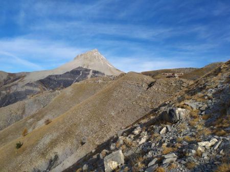 D’anciens baraquements nous accueillent en haut de la montée