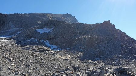 Vue sur l’arête depuis le Col des pariotes.