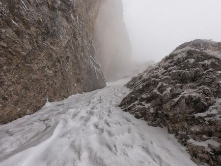 Le couloir d’accès à la grotte