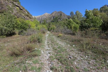 Le chemin ramenant en fond de vallée.