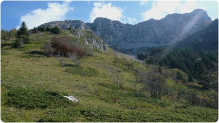 Descente regard arrière sur les Rochers de l’Ours et le Roc Cornafion.