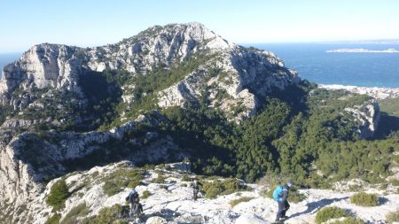 Dans la montée du sommet ouest de l’Homme Mort, vue arrière sur la tête de la Mounine et le sommet de Marseilleveyre