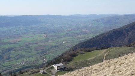 En contrebas, les granges du Colombier. Au loin, le Valromey.