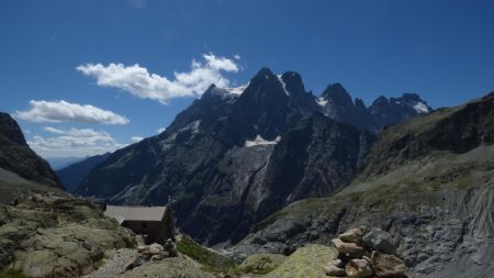 le refuge du Glacier Blanc devant le Pelvoux et l’Ailefroide.