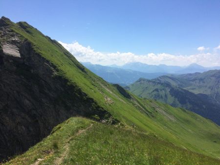 traversée tantôt sur le fil tantôt à flanc (parfois équipée de câbles)