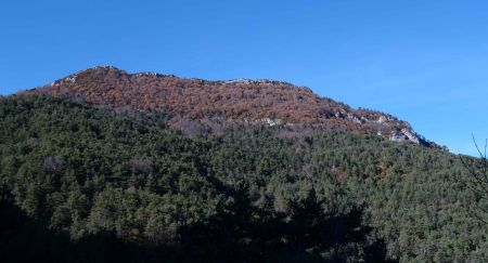 En tournant d’un quart de tour à gauche, on peut comtempler le versant sud et toute la crête de la Cuillera, en partant du Belvédère tout à droite.