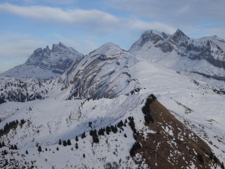 Regard vers la Tête de Bostan, les Dents Blanches et les Dents du Midi.