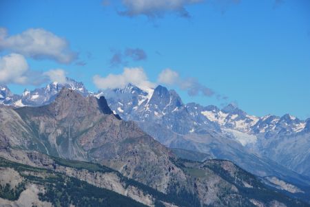 Zoom sur les Écrins : Barre et glacier du Pelvoux dans les nuages, pic sans Nom et glacier Blanc sur la droite