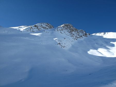 Le sommet...a droite dans le vallon...