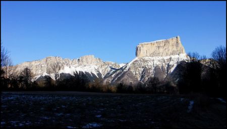 Mont Aiguille et Rochers du Parquet séparés par le Col de l’Aupet.