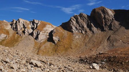 Vers le Col des Orgères, au fond du vallon.