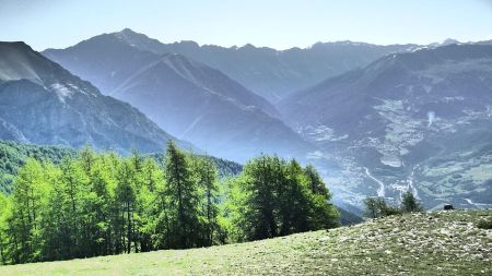 En contrebas, le village de Jausiers, et au dessus la Tête de Siguret et sa ligne de crête