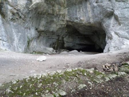 Porche supérieur des grottes de Bange