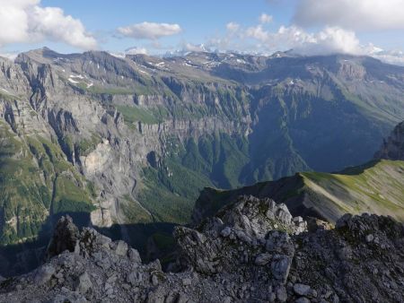 La vue s’ouvre sur le cique du Fer à Cheval.