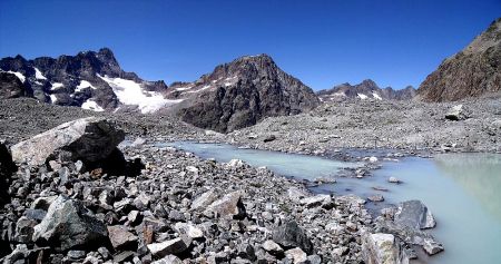 Le déverssoir du lac des Rouies, avec le Pic et l’Aiguille d’Olan.