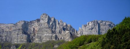 Le Signal et Roche Courbe vus en montant de Saillans.