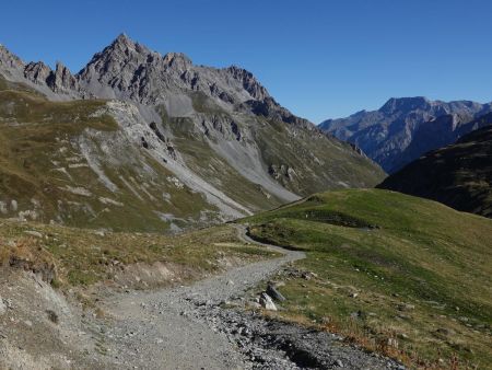 Un regard arrière vers l’Aiguille des Corneillets.