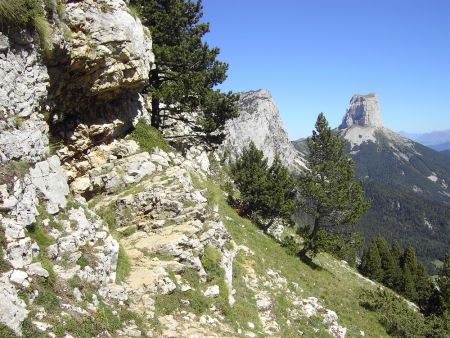 Devant la Grotte aux Maquisards