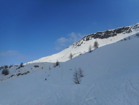 Se rapprocher de la Montagne de l’Alpe vers le nord-est.