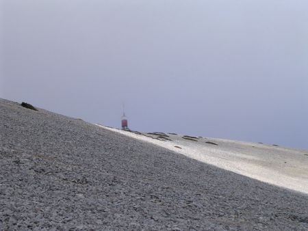 Le Mont-Ventoux dans les nuages