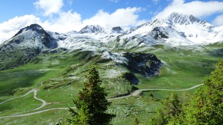 Les mêmes sommets vus d’un peu plus loin. Le Crêt du Rey est presque débarrassé de ses nuages.