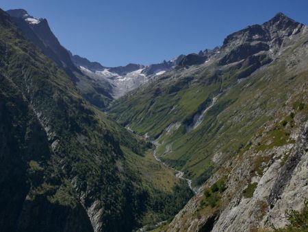 Vallon de Lanchâtra. A droite, le Petit Roux masque presque la Roche de la Muzelle