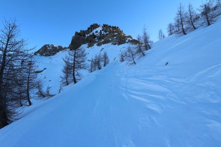 Sur le large chemin avant le col.