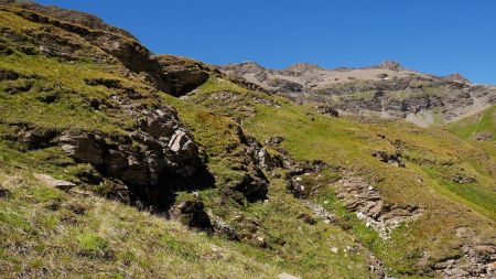 Cheminement sur la seconde rangée de barres rocheuses, vue amont.