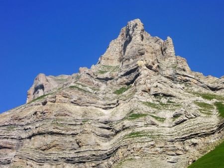 Falaise stratifiée de la face ouest du point IGN 2316 m Tête du Lauzon.