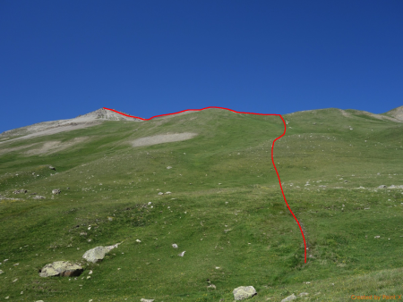 On rejoint la petite selle où se trouve un plateau herbeux