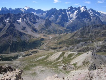 Col du Lautaret, surplombé par le Combeynot. Les géants au dessus.