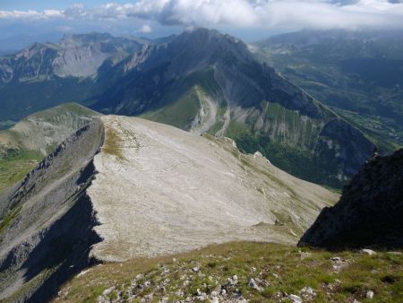 La crête jusqu’à la Tête de Girbault, et l’arête qui plonge coté sud-ouest.