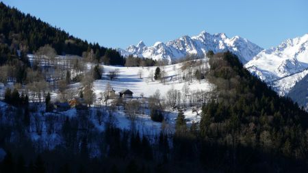 Nous sommes dans l’ombre mais le hameau des Mottes est lui déjà au soleil.