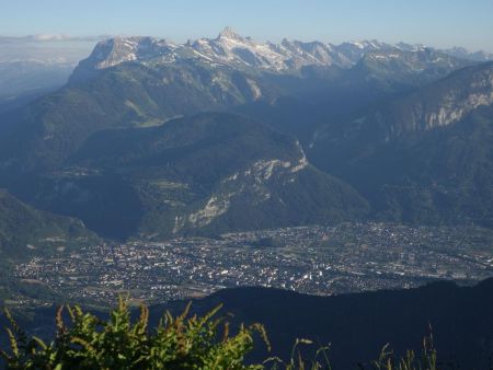 Au loin, la chaîne des Aravis.