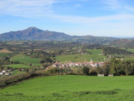 De la piste, on a une belle vue sur le village d’Ainhoa.