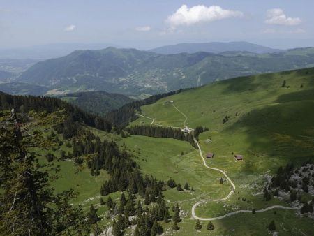 La vue s’ouvre sur l’alpage des Charmettes.