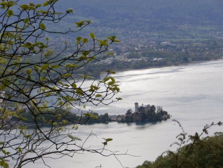 La presqu’île de Duingt et le château de Ruphy.